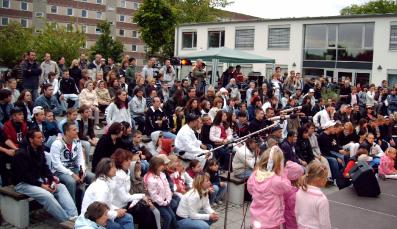 Bei einer KKB-Veranstaltung in Oranienburg kommen viele Bürger*innen zusammen.